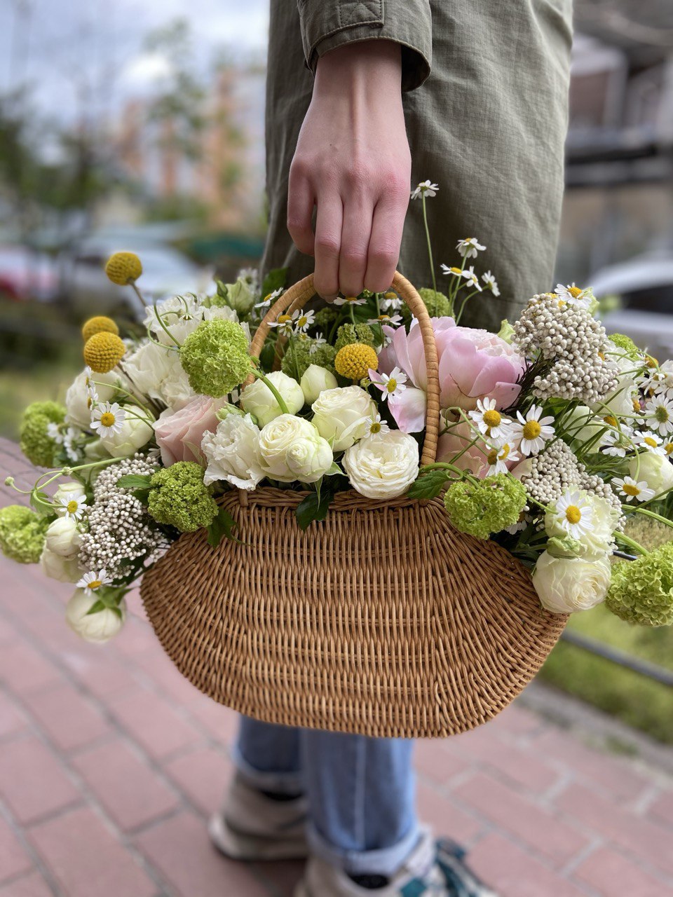 Flower arrangement "Breath of Spring" (includes basket and wrapping)