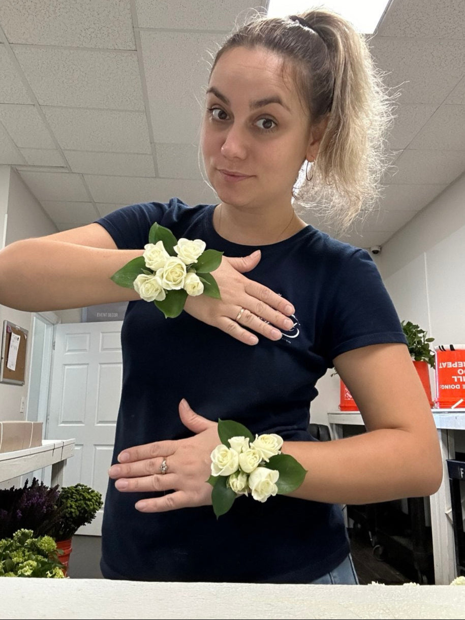 Elegant wrist corsage made with fresh flowers and greenery, carefully designed for bridesmaids, mothers, or special guests. Comfortable, romantic floral accessory.