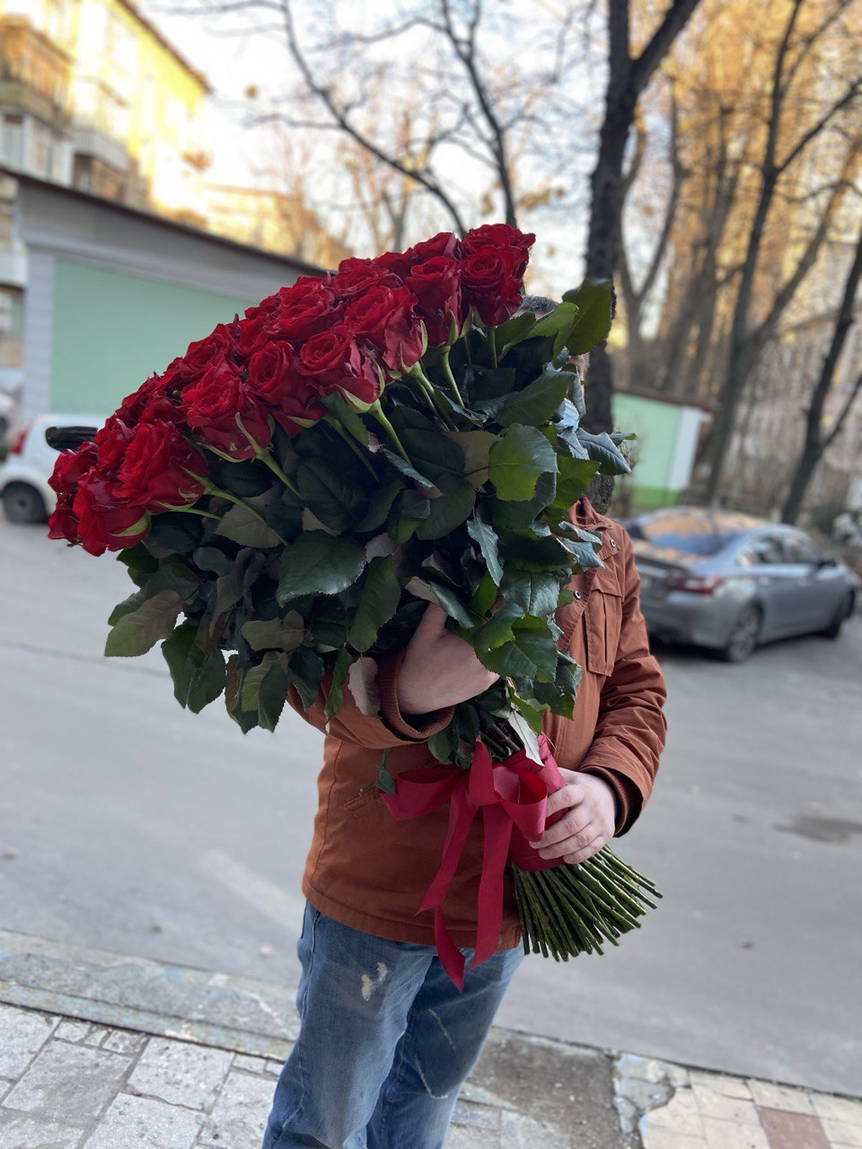 Extravagant bouquet of 100 premium Ecuadorian roses in lush arrangement — a dramatic and luxurious floral gift to impress