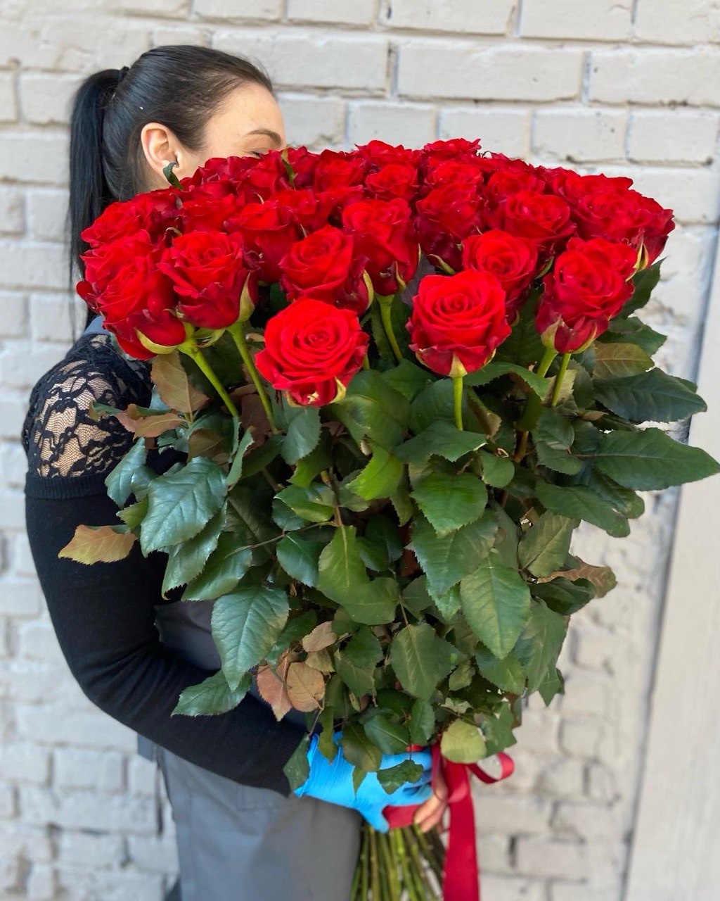 Extravagant bouquet of 25 premium Ecuadorian roses in lush arrangement — a dramatic and luxurious floral gift to impress