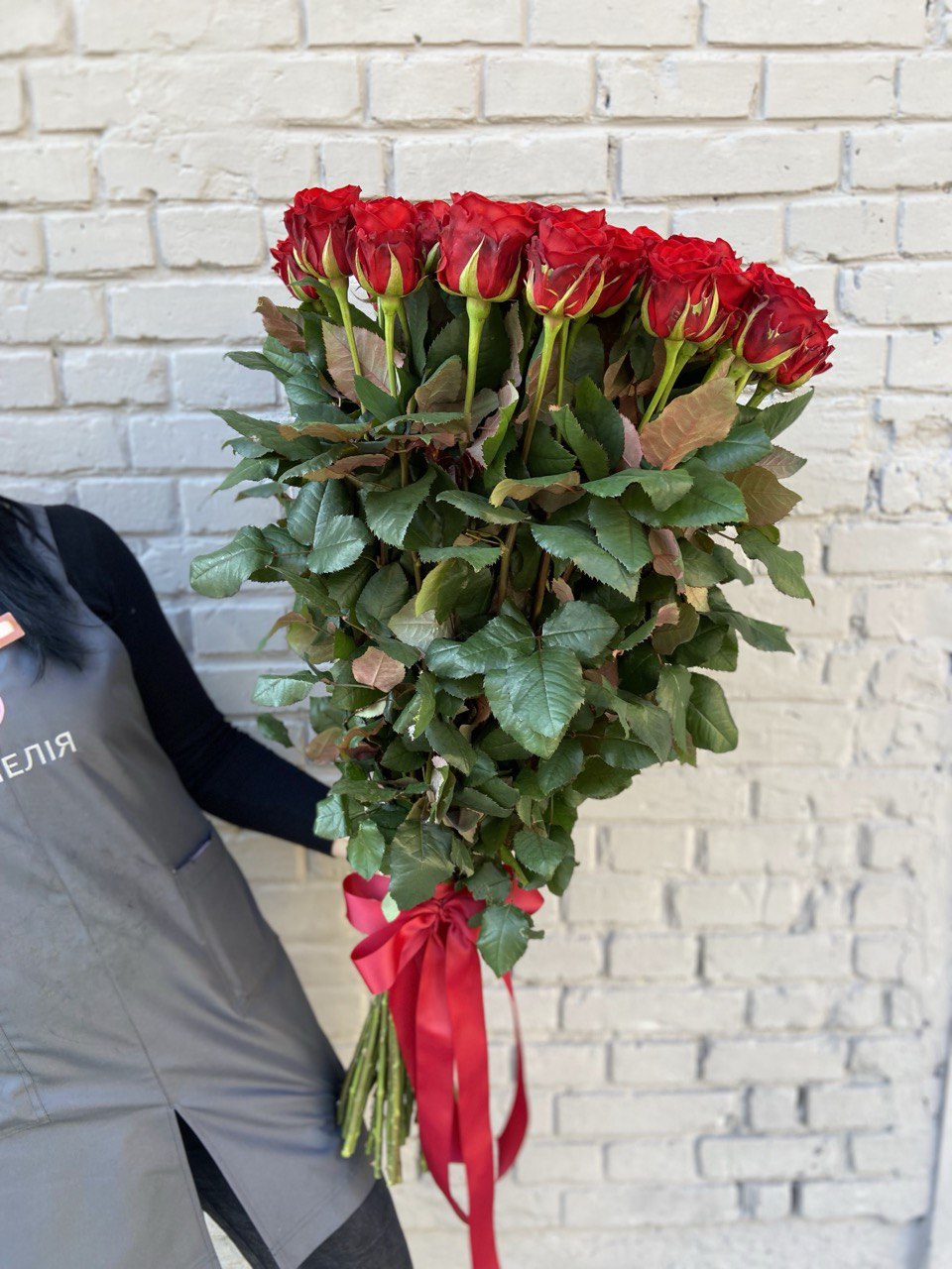 Luxurious bouquet of 25 premium Ecuadorian red roses, an extravagant floral gift symbolizing love and passion