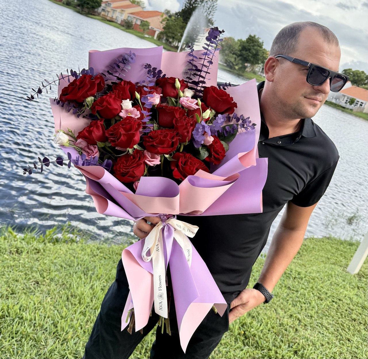 Charming “Bouquet Victoria” with roses, seasonal flowers and lush greenery, handcrafted by AvaFlowers.