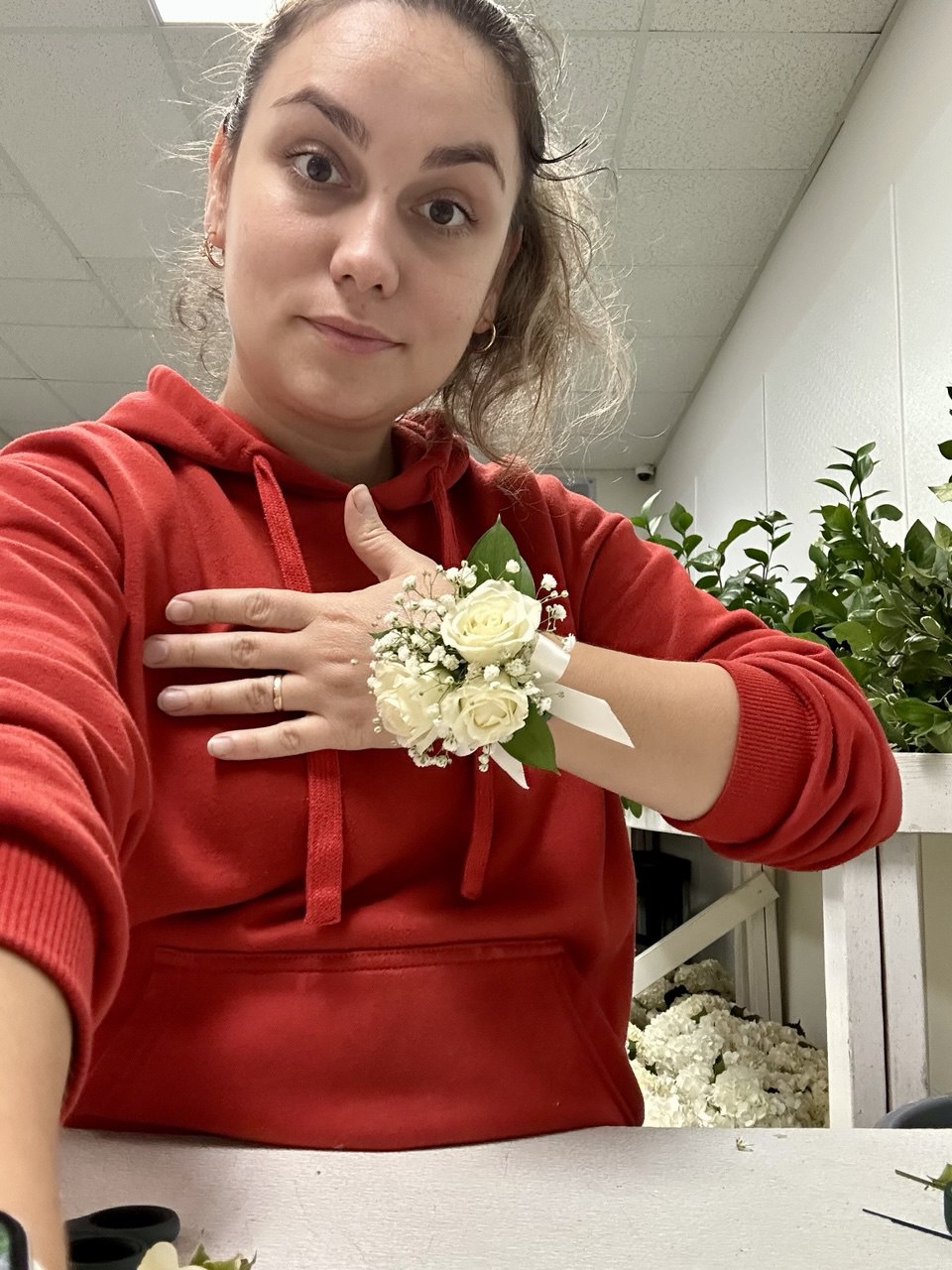 Elegant wrist corsage made with fresh flowers and greenery, carefully designed for bridesmaids, mothers, or special guests. Comfortable, romantic floral accessory.