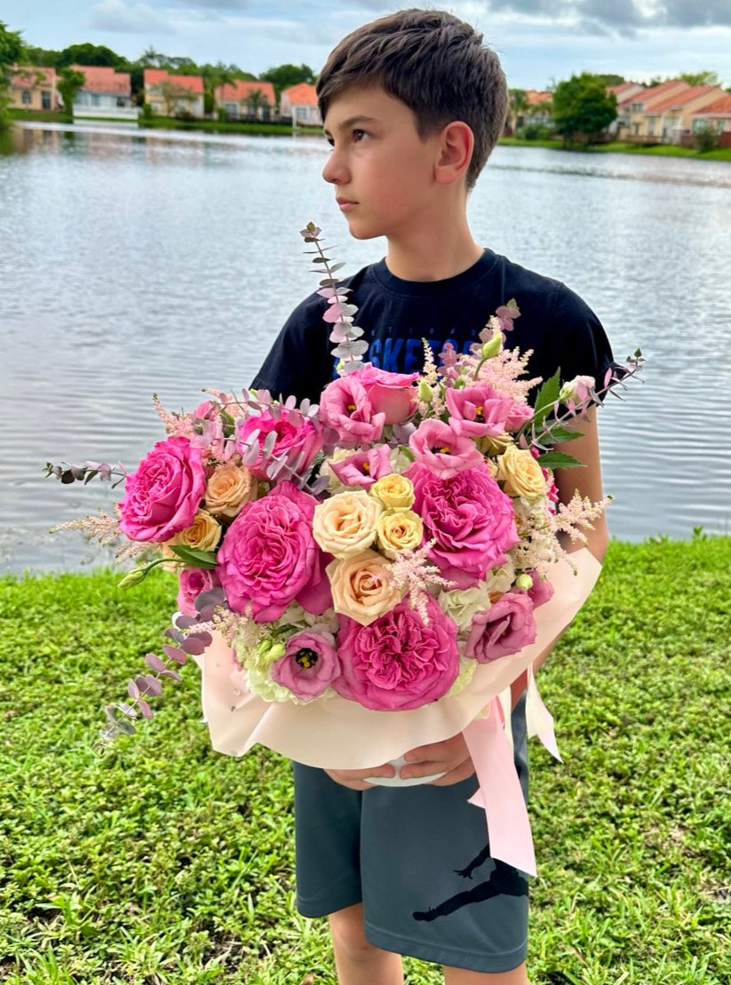 Luxurious flower arrangement “Pink Cloud” with pastel roses, hydrangeas and delicate seasonal blooms in a stylish box by Ava Flowers.