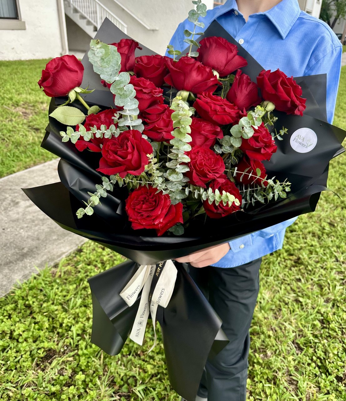 Mono bouquet “Elegant Passion” with premium red roses, elegantly arranged for romantic occasions by AvaFlowers.