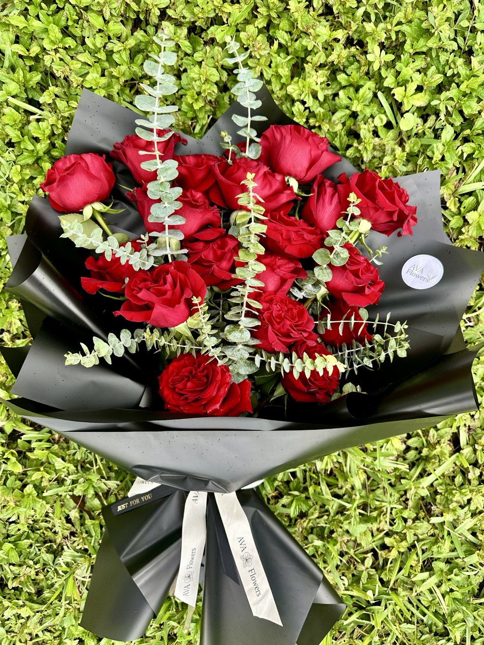 Mono bouquet “Elegant Passion” with premium red roses, elegantly arranged for romantic occasions by AvaFlowers.