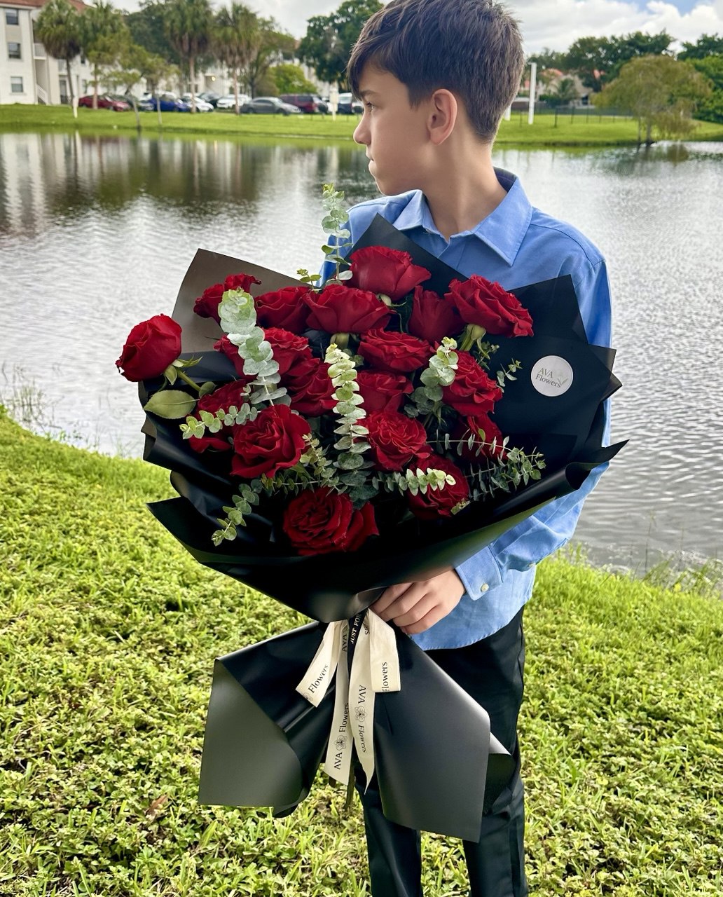 Mono bouquet “Elegant Passion” with premium red roses, elegantly arranged for romantic occasions by AvaFlowers.