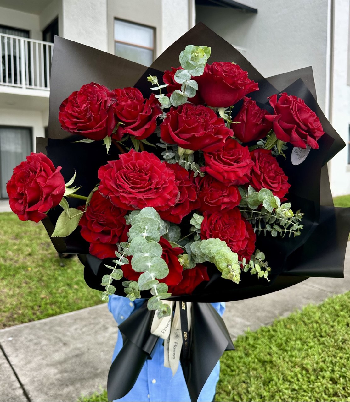 Mono bouquet “Elegant Passion” with premium red roses, elegantly arranged for romantic occasions by AvaFlowers.