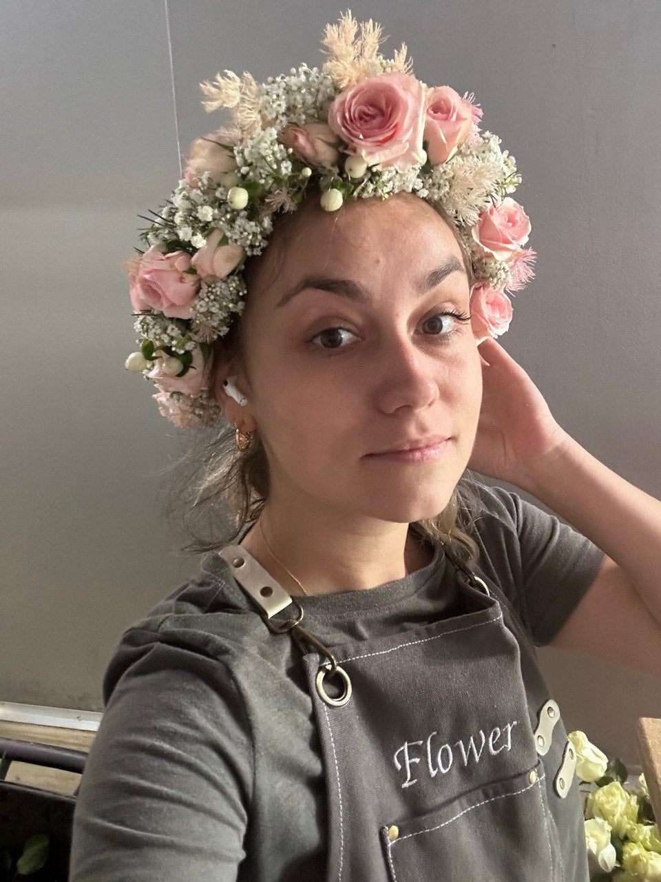 Handcrafted wedding flower crown made with fresh seasonal blooms, ideal for bridesmaids and flower girls. Elegant floral headpiece for weddings and romantic celebrations.