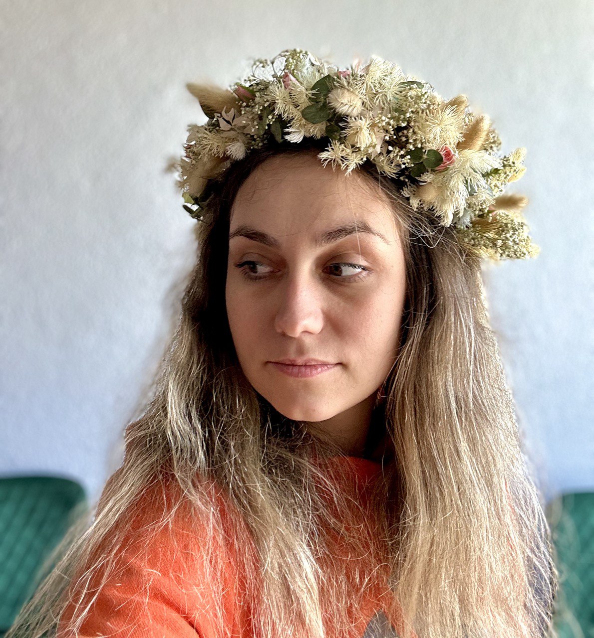 Handcrafted wedding flower crown made with fresh seasonal blooms, ideal for bridesmaids and flower girls. Elegant floral headpiece for weddings and romantic celebrations.