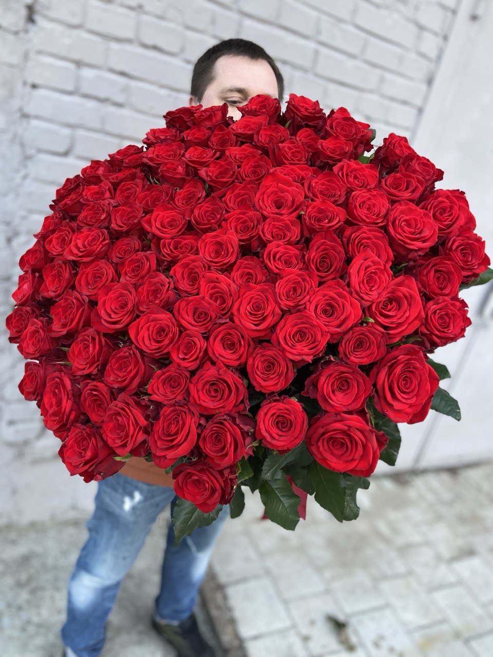 Luxurious bouquet of 100 premium Ecuadorian red roses, an extravagant floral gift symbolizing love and passion