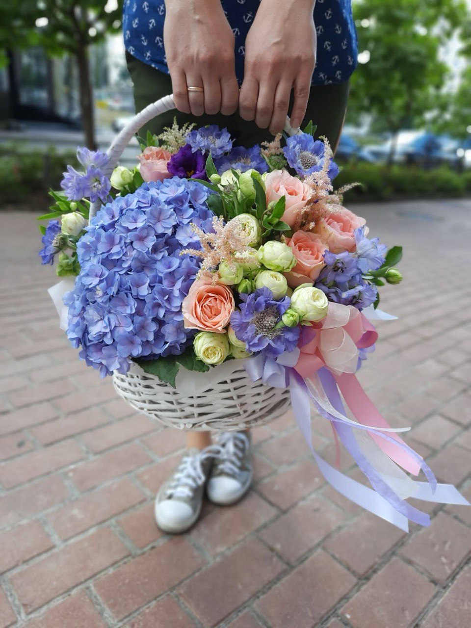 Flower arrangement "Lavender Charm" (includes basket and wrapping)
