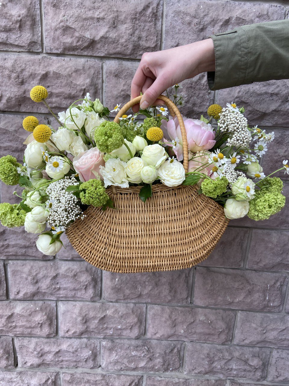 Flower arrangement "Breath of Spring" (includes basket and wrapping)