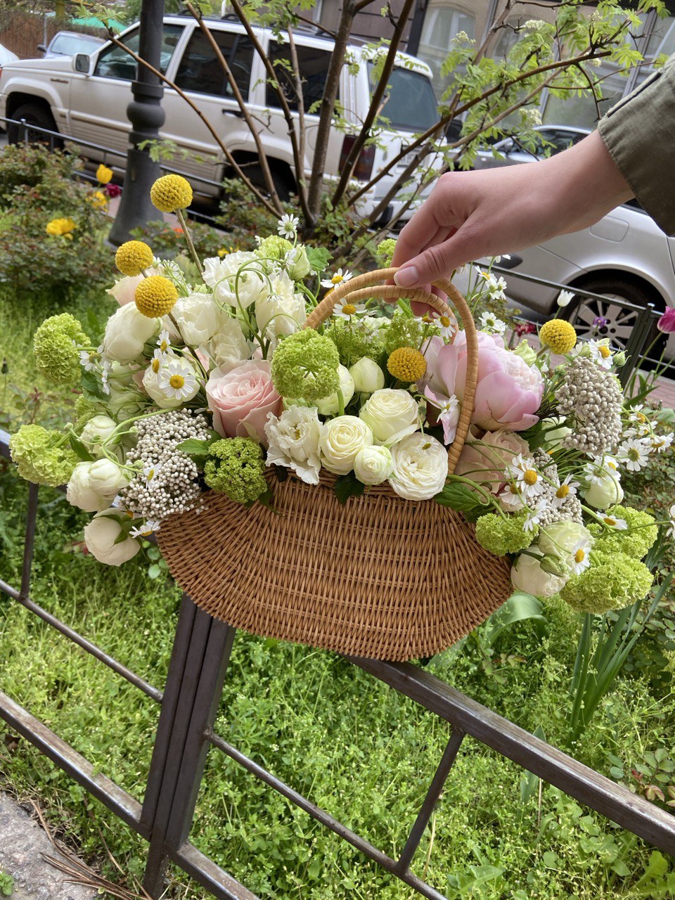 Flower arrangement "Breath of Spring" (includes basket and wrapping)