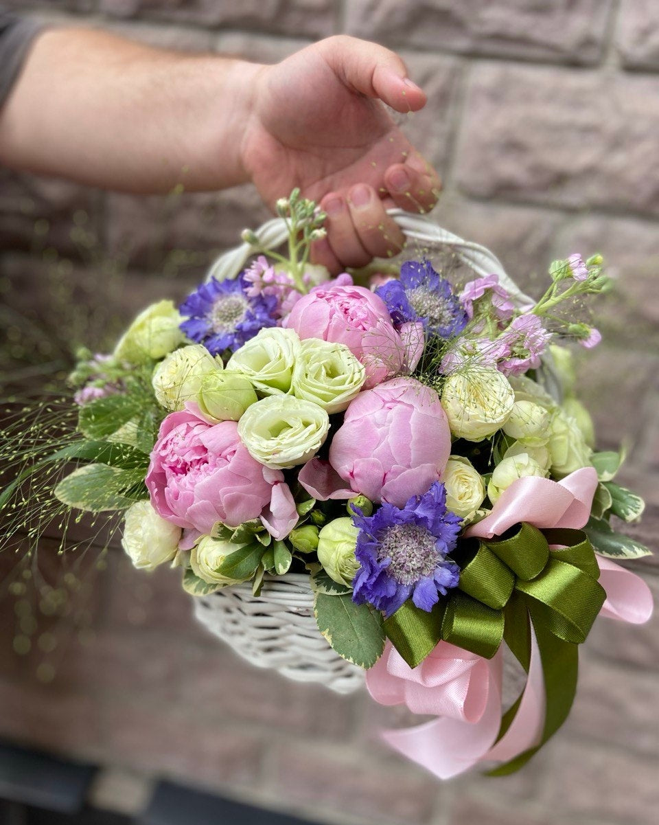 Flower arrangement "Petite Bloom" (includes basket and wrapping)