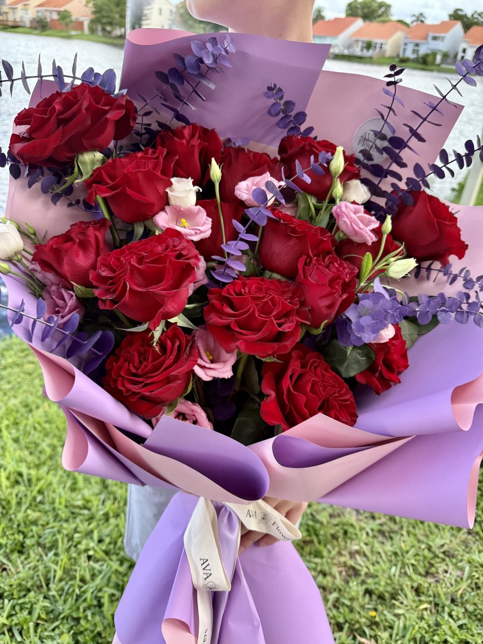 Charming “Bouquet Victoria” with roses, seasonal flowers and lush greenery, handcrafted by AvaFlowers.