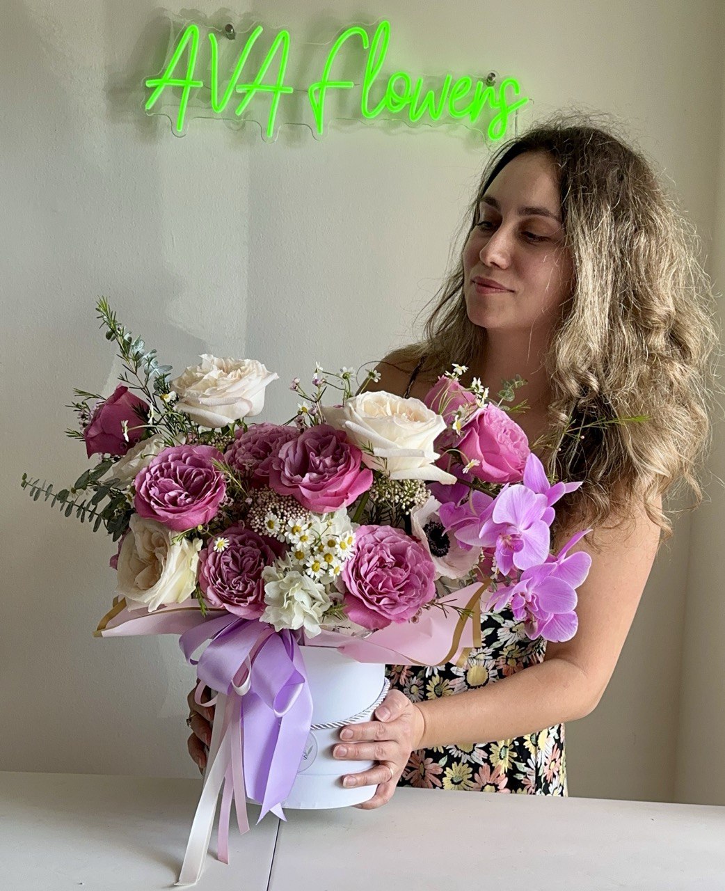 Flower arrangement "Aurora Hat Box" (includes hat box)