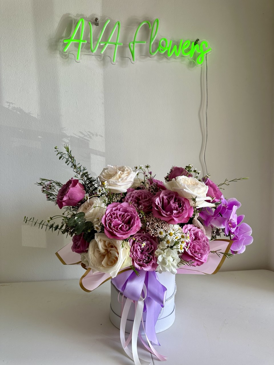 Flower arrangement "Aurora Hat Box" (includes hat box)
