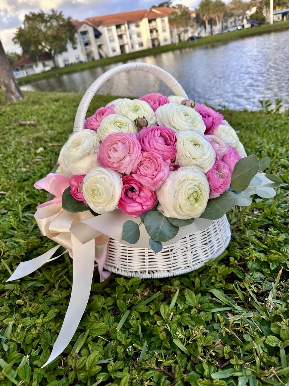 Flower arrangement "Ranunculus Basket" (50 Stems)