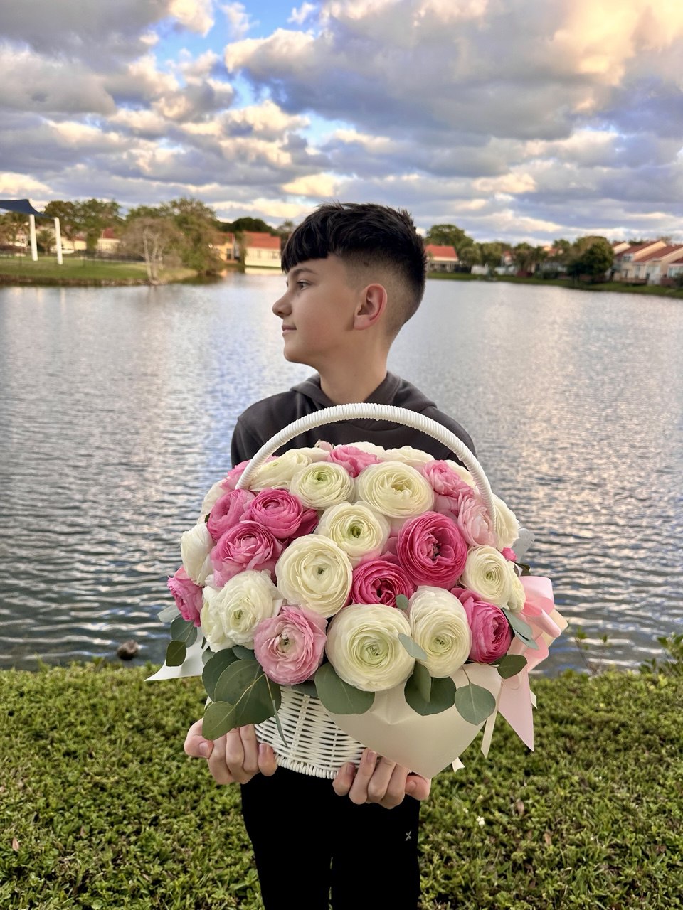 Flower arrangement "Ranunculus Basket" (50 Stems)