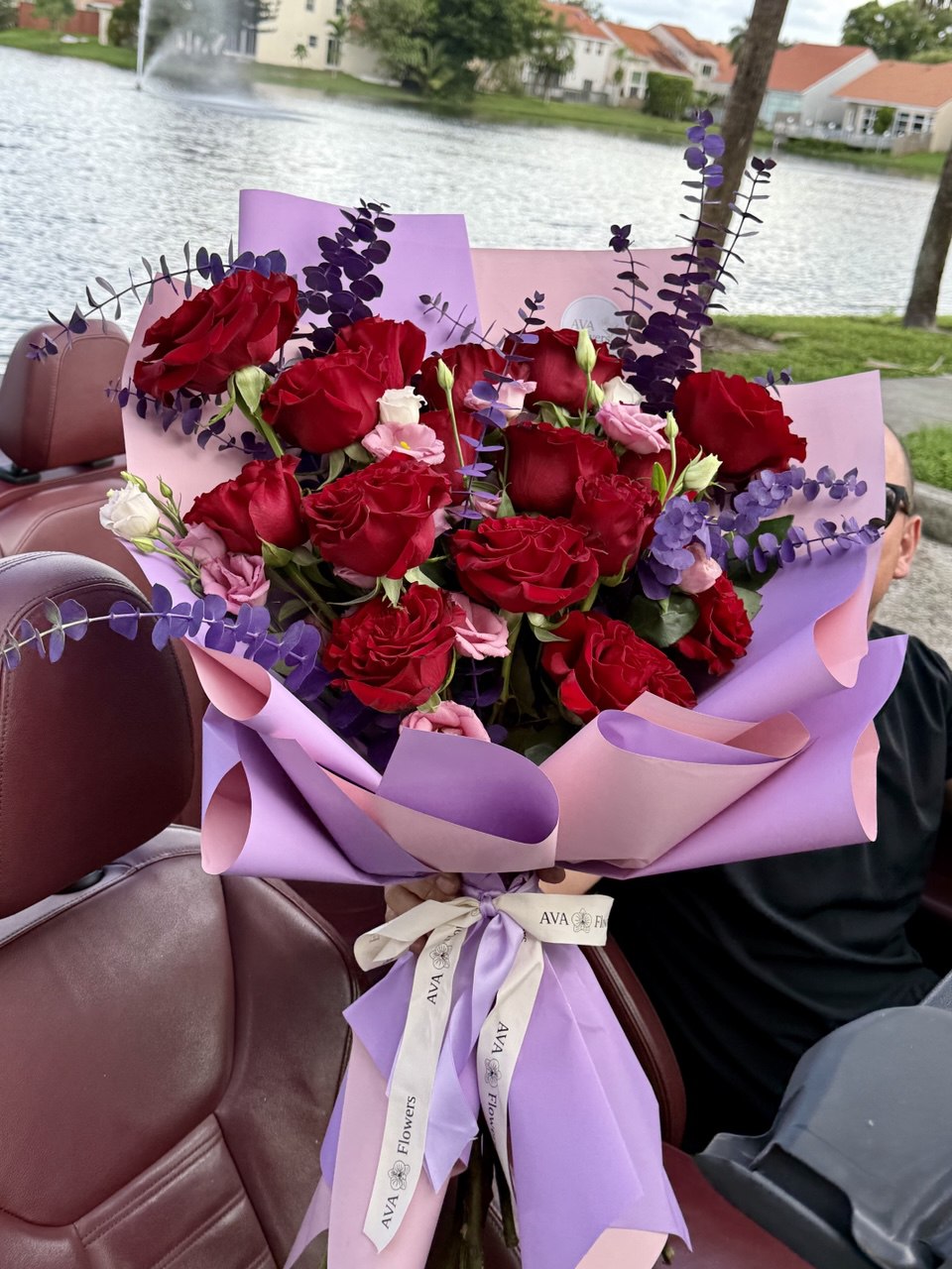 Charming “Bouquet Victoria” with roses, seasonal flowers and lush greenery, handcrafted by AvaFlowers.