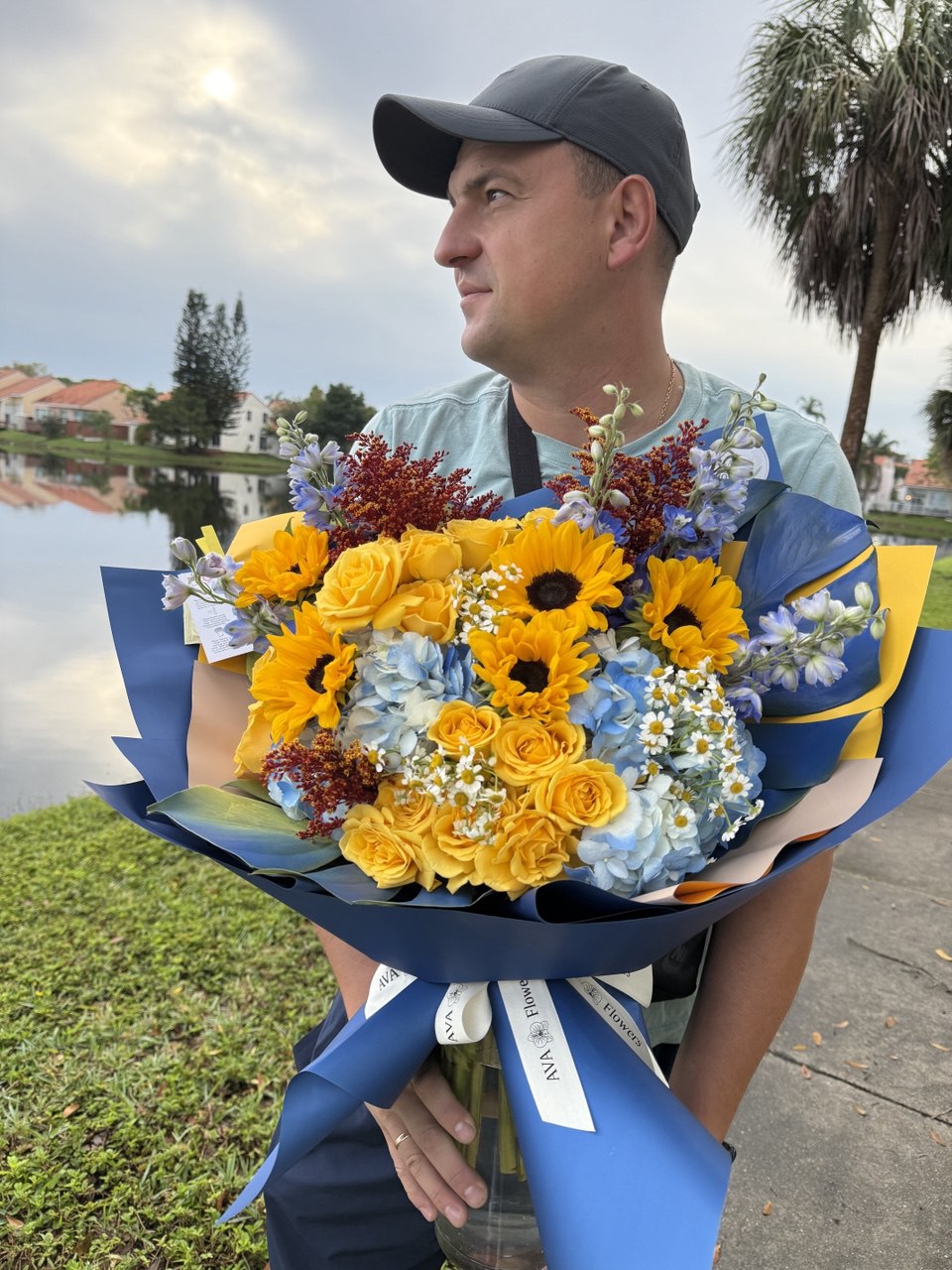 Bouqet “Sunshine Bloom” - AVAFlowersUSA